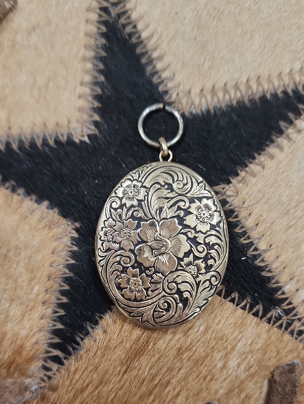 Vintage Floral Engraved Oval Locket Pendant in Antique Gold